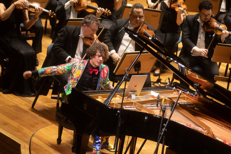 Fabio Martino durante concerto com a Osesp [Divulgação]