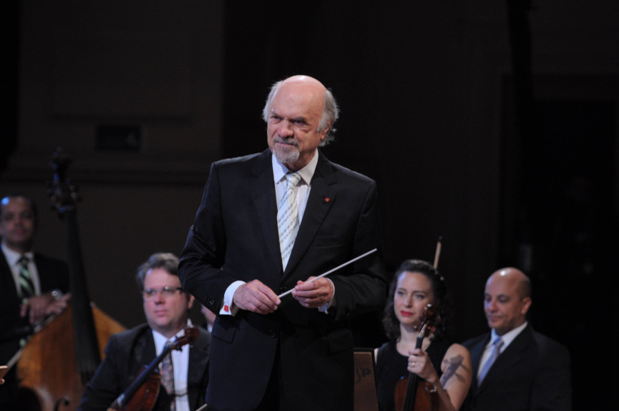 O maestro Julio Medaglia rege a Orquestra Sinfônica da UFRJ [Divulgação]