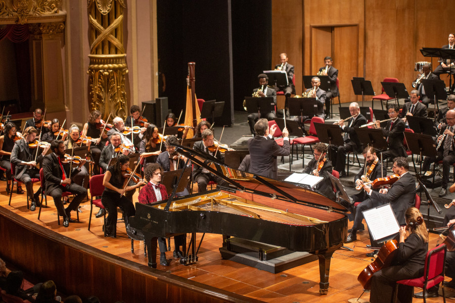 Fabio Martino durante concerto com a OSB no Theatro Municipal do Rio de Janeiro [Divulgação/Zô Guimarães]