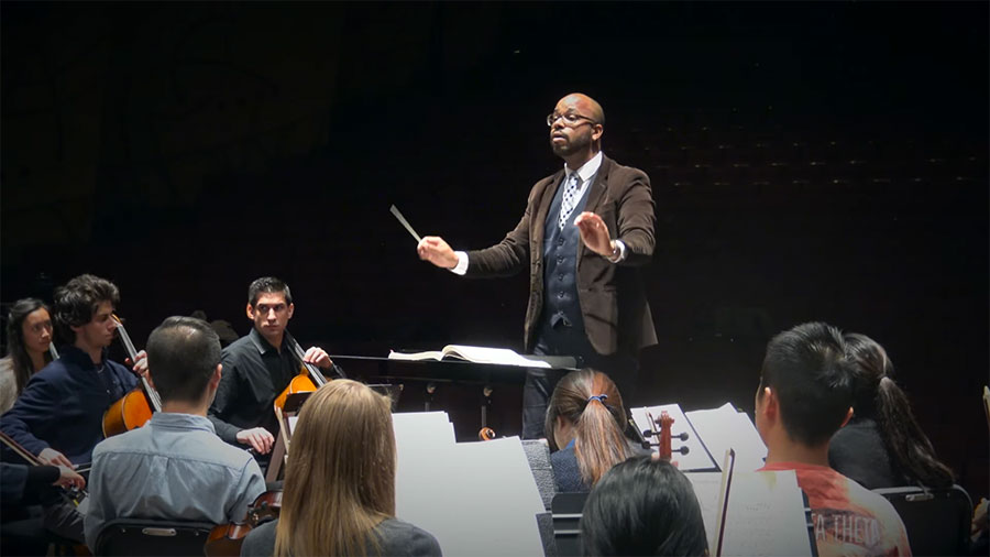 João Carlos Rocha rege orquestra da Universidade de Kentucky, nos EUA (reprodução YouTube)