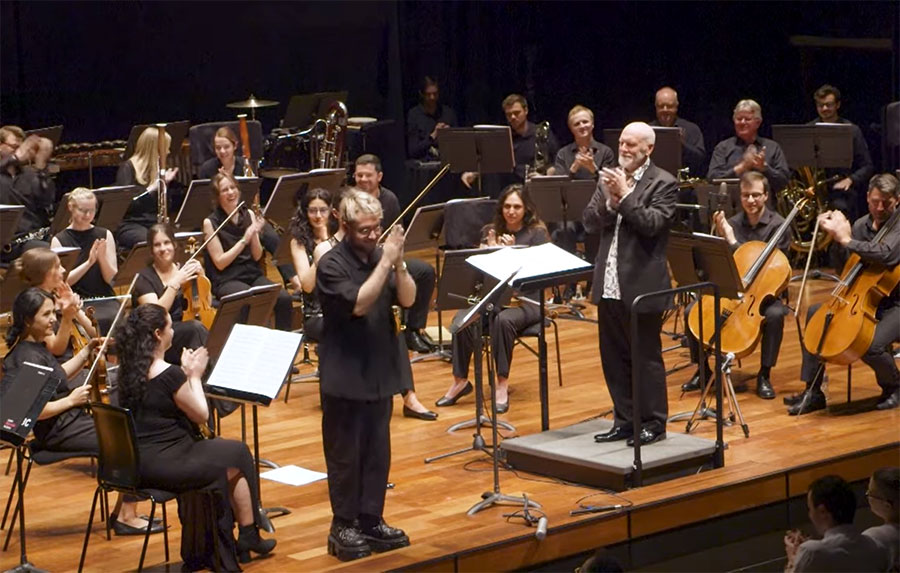 Marino Arcaro é aplaudido após apresentação de seu ‘Concerto para violino’ (reprodução YouTube)