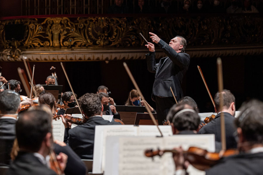 Roberto Minczuk rege a Orquestra Sinfônica Municipal [Divulgação]