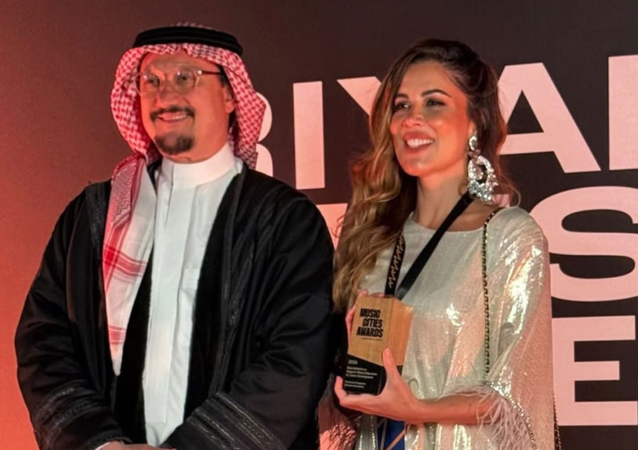 Ana Flávia Souza Leite ao receber o Music Cities Awards em Riad, na Arábia Saudita (divulgação)