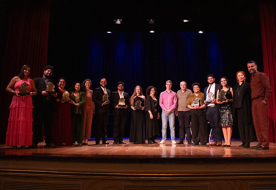 Premiados, júri e organizadores do V Concurso de Canto Natércia Lopes (divulgação)