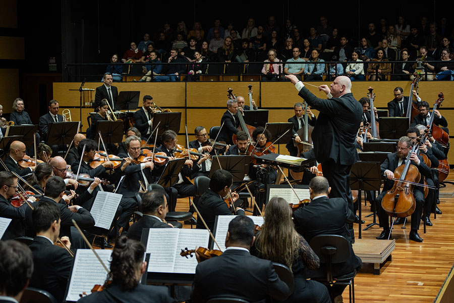 Maestro Manfredo Schmiedt e a orquestra em concerto na Casa da Ospa (divulgação, Vinícius Angeli)