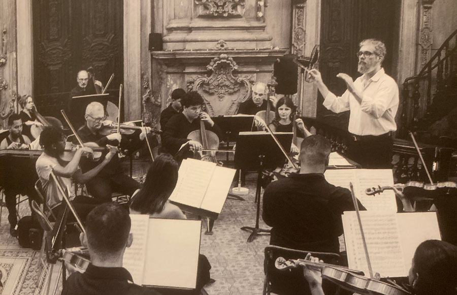 Concerto da OSURJ na Igreja de São Francisco de Paula, sob regência de André Cardoso, em 2023 (reprodução, foto de Daniel Ebendinger)