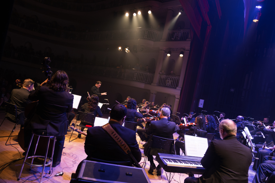 Orquestra do Theatro São Pedro durante concerto em abril [Divulgação/Vitoria Proença]