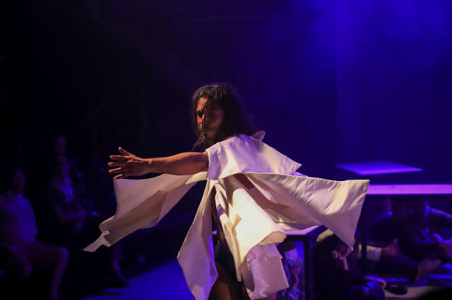 Olhos da pele, de Regina Miranda, com concepção direcional inspirada na obra de Hélio Oiticica (divulgação, Carol Pires)