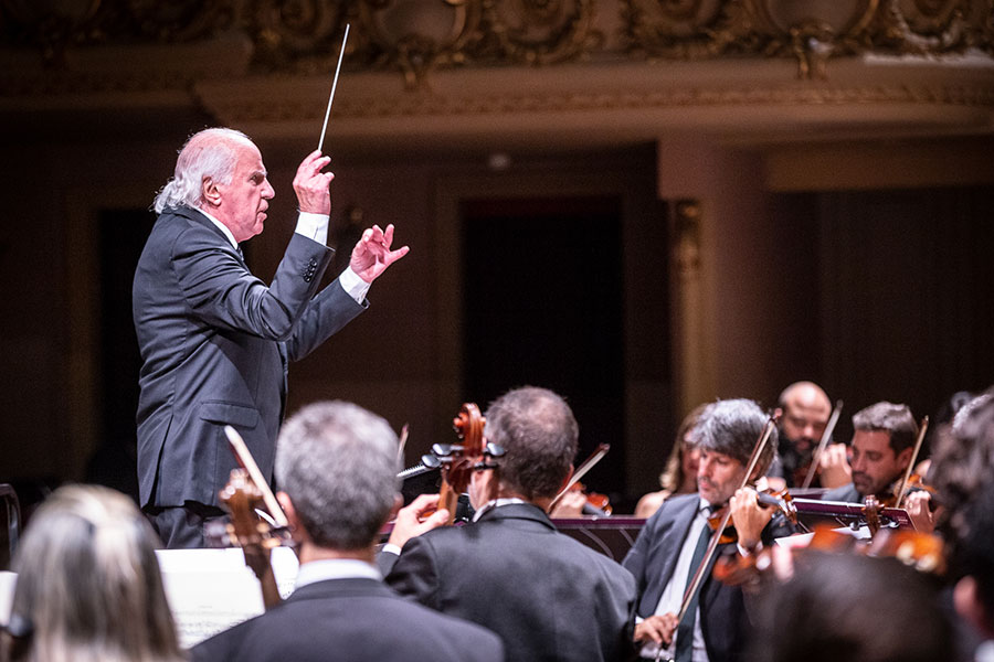 Isaac Karabtchevsky rege a Petrobras Sinfônica no Theatro Municipal do Rio de Janeiro [Divulgação/Daniel Ebendinger]