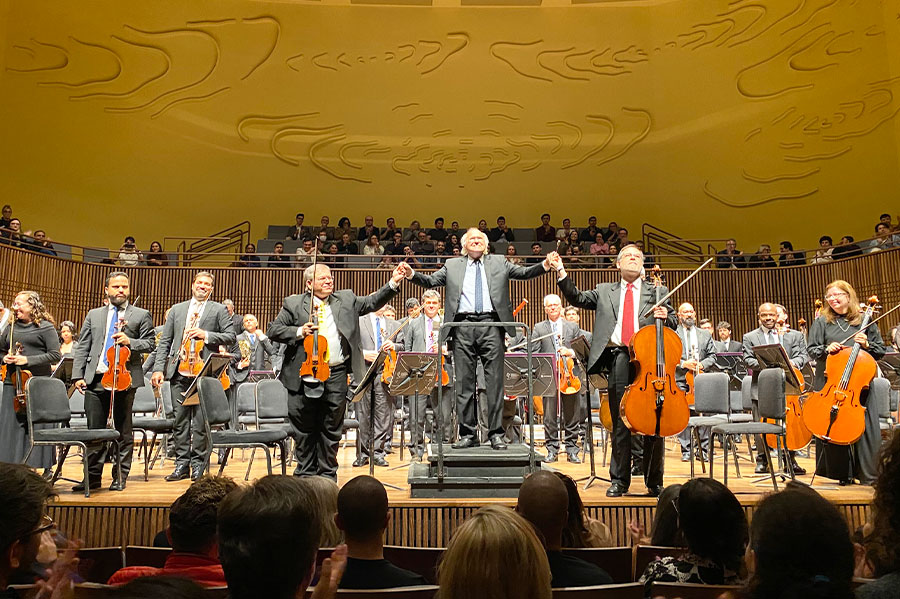 Opes e maestro Isaac Karabtchvesky são aplaudidos após a abertura de Rossini (Revista CONCERTO)