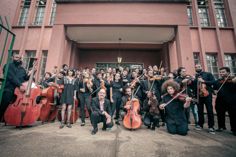 O maestro Emiliano Patarra com os músicos da Orquestra Jovem de Guarulhos [Divulgação]