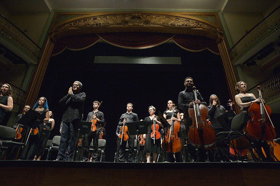 Orquestra Inhotim e Leandro Oliveira são aplaudidos no Theatro São Pedro (divulgação, Reinaldo Canato)