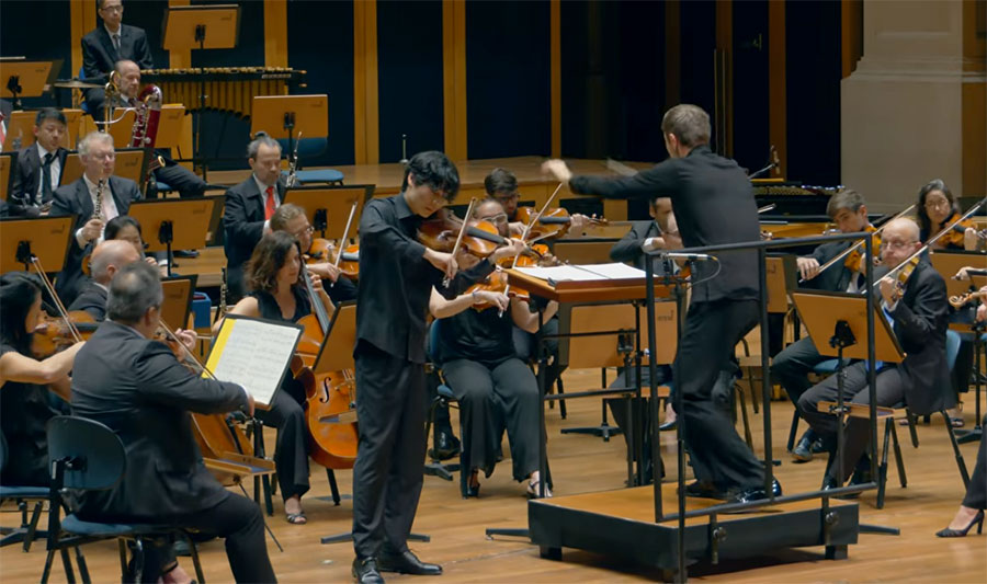 Osesp, o violinista Inmo Yang e o maestro Roberto González-Monjas na Sala São Paulo (reprodução YouTube)