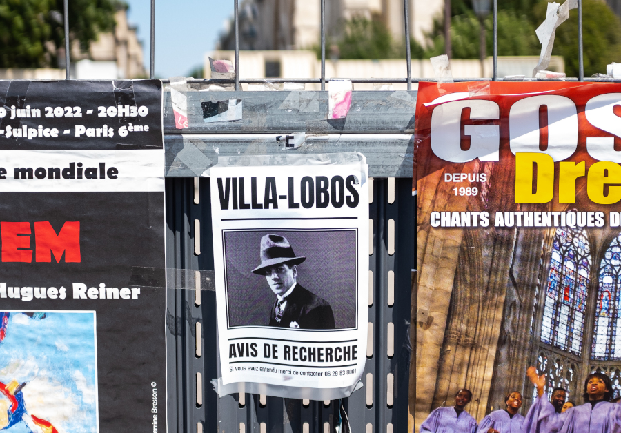 Alexandre Guerra espalhou por Paris cartazes com o nome de Villa-Lobos [Divulgação/Thiago Pelaes]