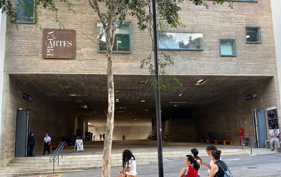 Entrada da Praça das Artes, que abriga a Escola Municipal de Música (Revista CONCERTO 2026)