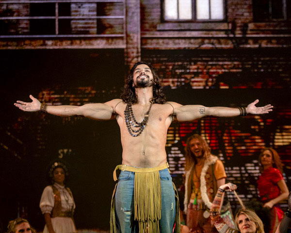 Rodrigo Simas em “Hair” (divulgação, Caio Gallucci)