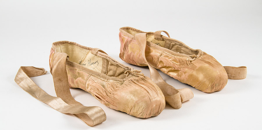 Sapatilha de Maria Olenewa utilizada em 1935 (divulgação, Cedoc, TMRJ)