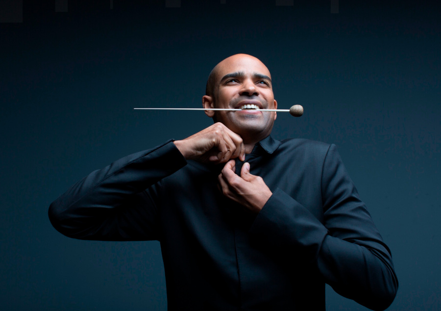 O maestro Kevin John Edusei [Divulgação]