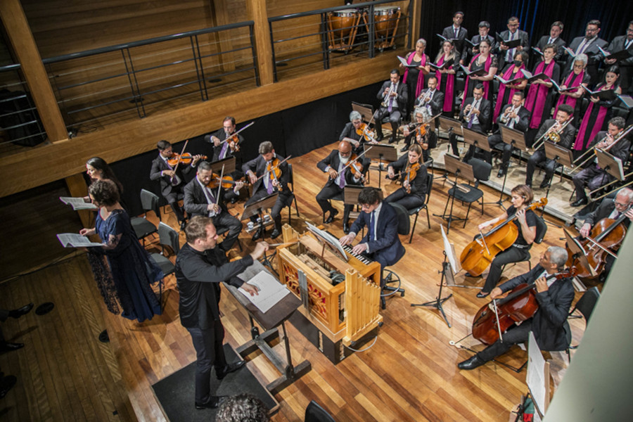 A Camerata Antiqua durante concerto com o maestro Tobias Volkmann [Divulgação]