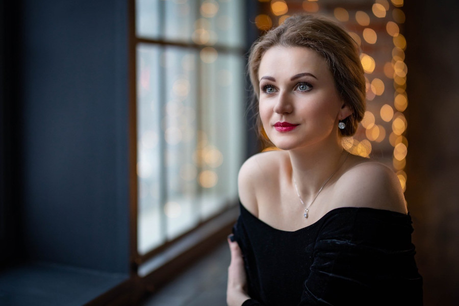 A mezzo soprano Dara Savinova participa dos concertos [Divulgação]