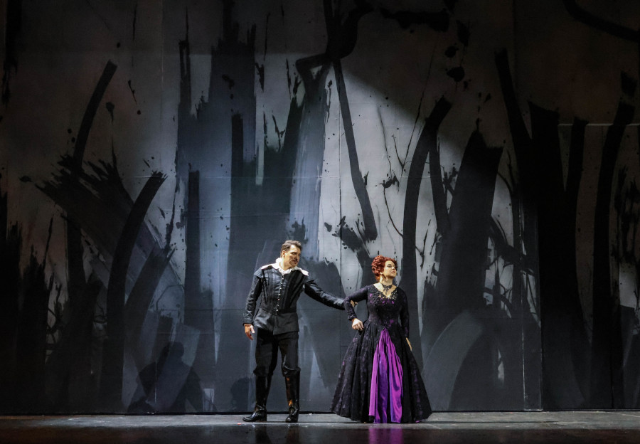 Paulo Szot (Posa) e Ana Lucia Benedetti (Eboli) em cena da produção [Divulgação/Larissa Paz]