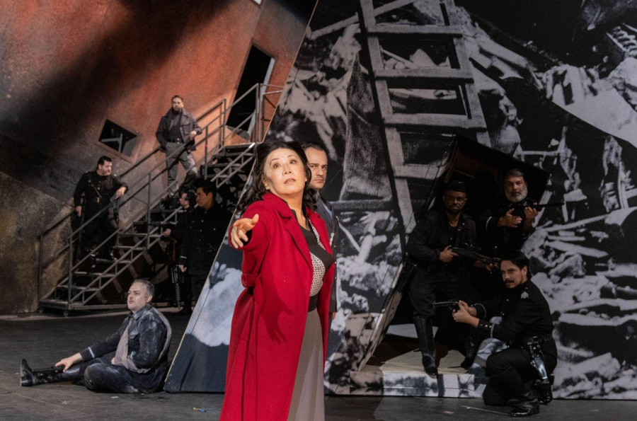 Eiko Senda e Leonardo Neiva em cena de 'Dia de paz' [Divulgação/Larissa Paz]