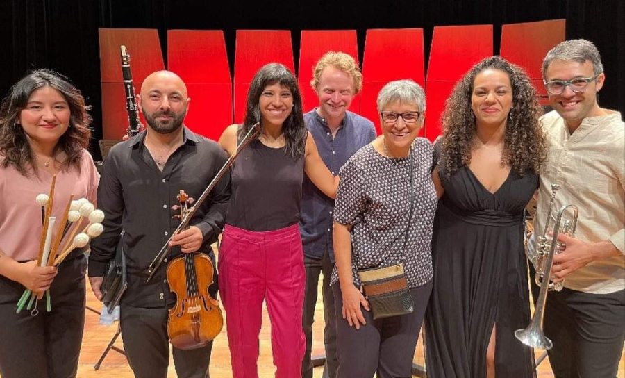 Músicos do grupo La Sociedad Boliviana, com a compositora Denise Garcia e a mezzo soprano Julilanna Taino [Reprodução/Facebook]