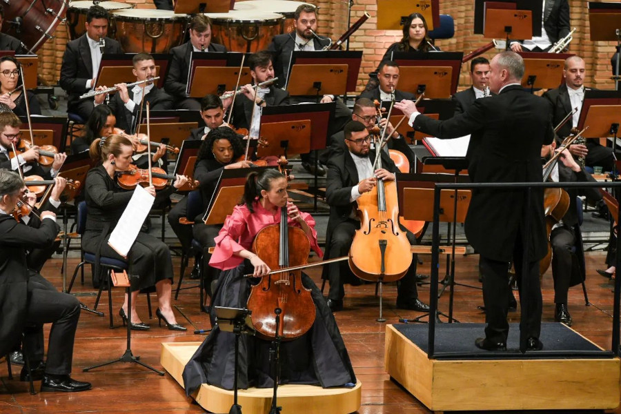 Marina Martins durante concerto com a Filarmônica de Goiás e Neil Thomson no Auditório Claudio Santoro, em Campos do Jordão [Divulgação]