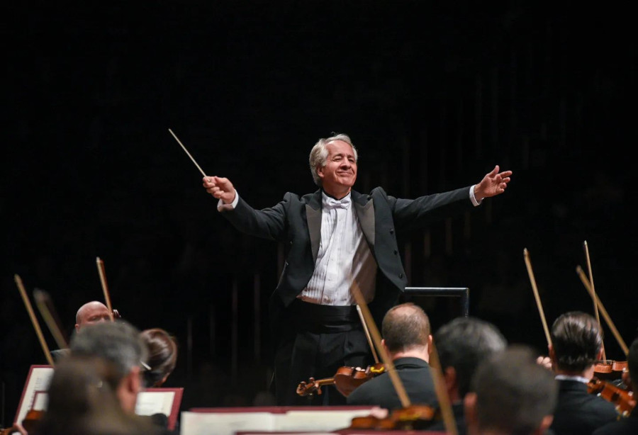 O maestro Fabio Mechetti à frente da Filarmônica de Minas Gerais [Divulgação]