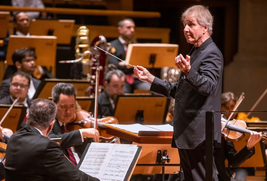 O maestro Thierry Fischer durante concerto com a Osesp [Divulgação]