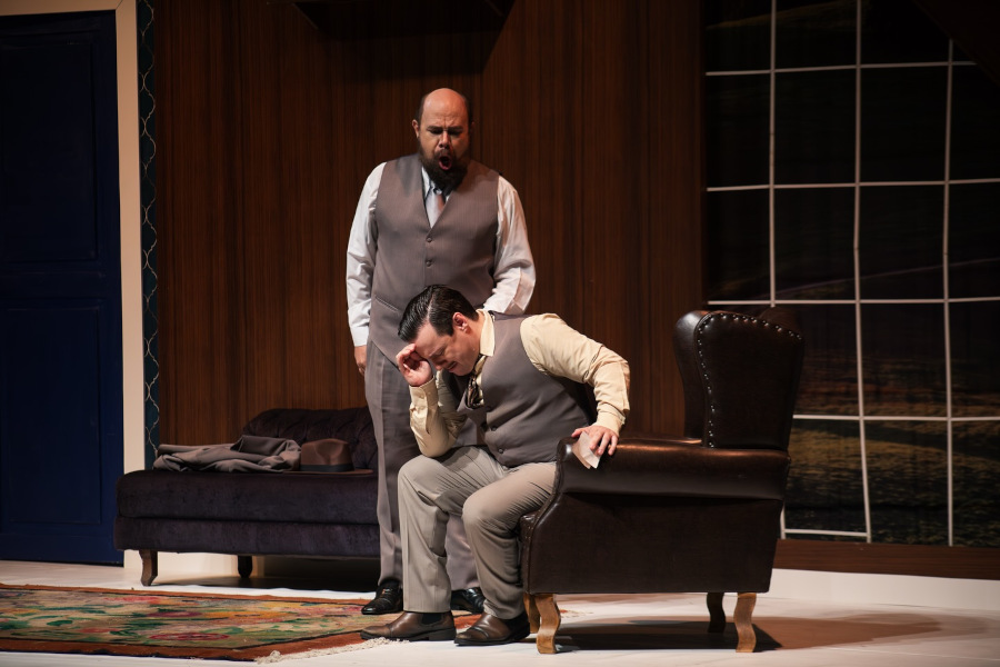 Licio Bruno e Giovanni Tristacci em cena de 'La Traviata' [Divulgação/Vitoria Proença]