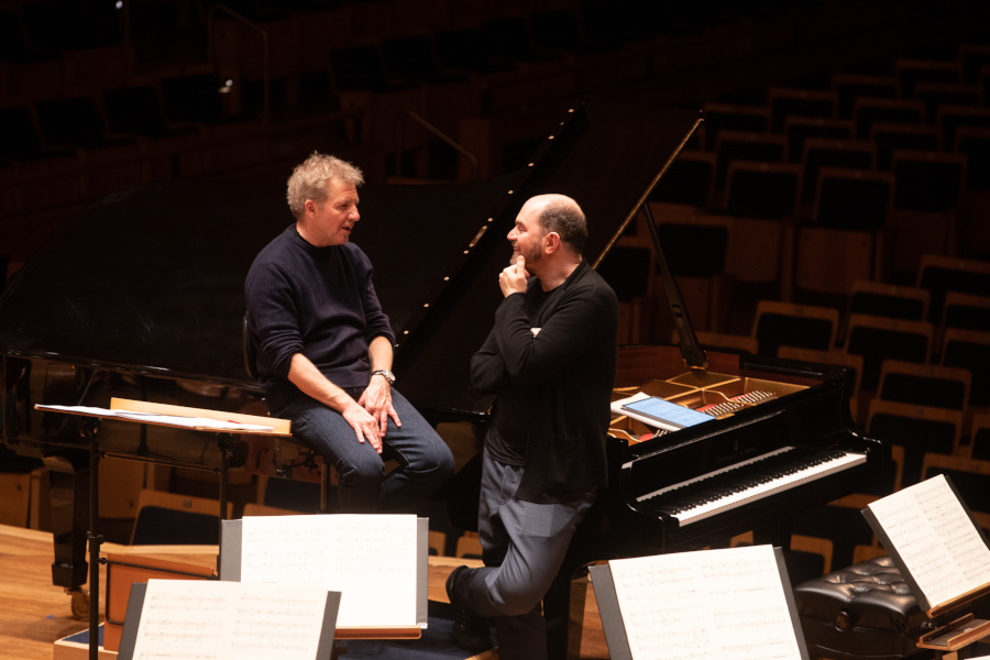 O pianista Kirill Gerstein com o maestro Thierry Fischer durante ensaio com a Osesp em 2022 [Divulgação]