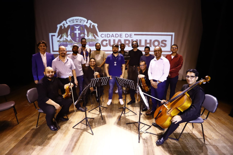 Artistas das Orquestras de Guarulhos e autoridades da cidade durante o anúncio da temporada [Divulgação]