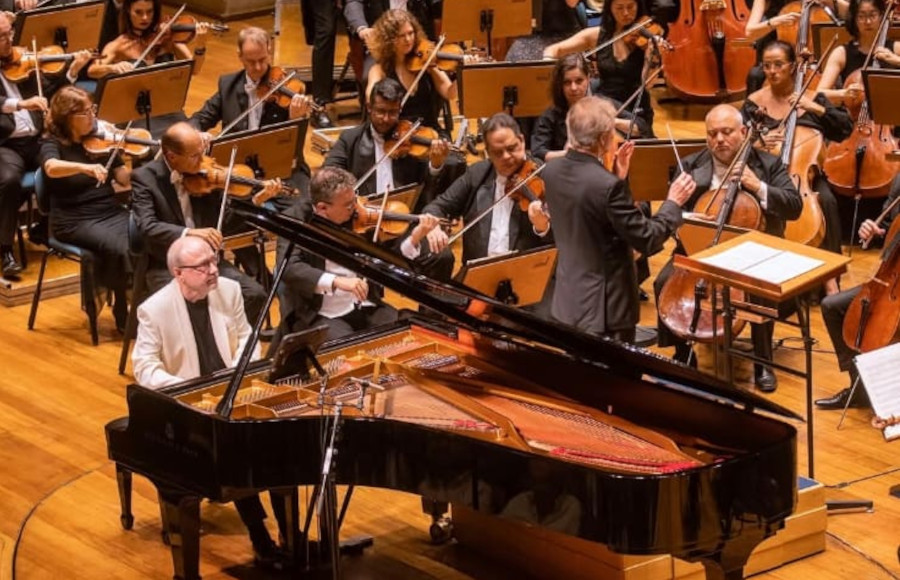 O pianista Marc-Andre Hamelin durante o concerto com a Osesp na Sala São Paulo [Reprodução/FacebookOsesp]