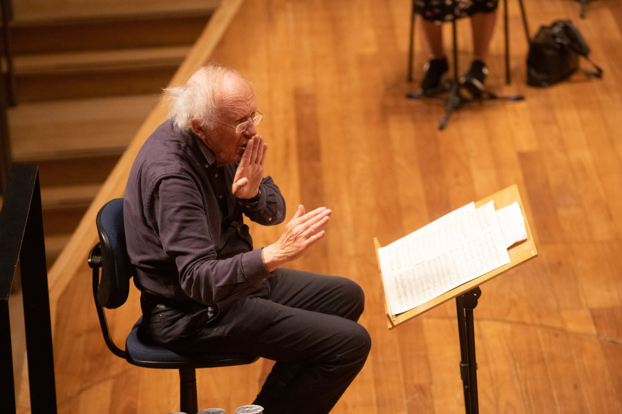 O maestro e compositor Heinz Holliger durante concerto com a Osesp em 2022[Divulgação]