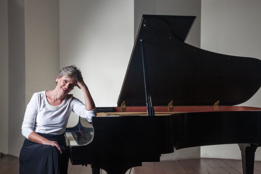 A pianista Ingrid Barankoski [Divulgação/Dario Zalis]