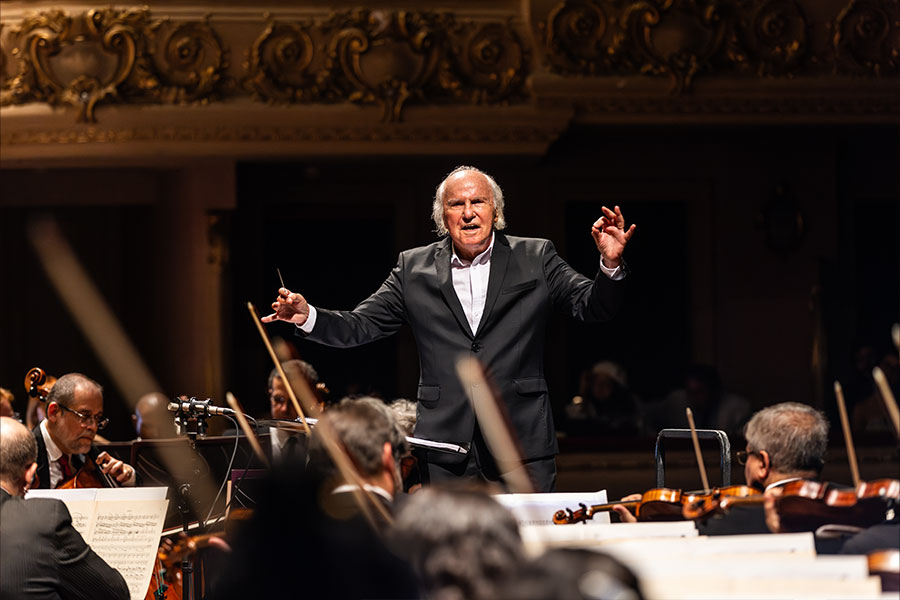 O maestro Isaac Karabtchevsky e a Orquestra Petrobras Sinfônica [Divulgação/Fabio Rossi]