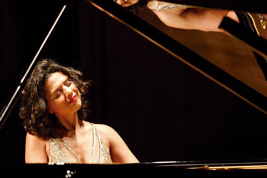 A pianista Khatia Buniatishvili tocou no Theatro Muncipal do Rio de Janeiro e na Sala São Paulo (divulgação)