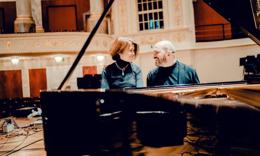 Os pianistas Katia Skanavi e Kirill Gerstein durante a gravação do disco [Divulgação/Andrej Grilc]
