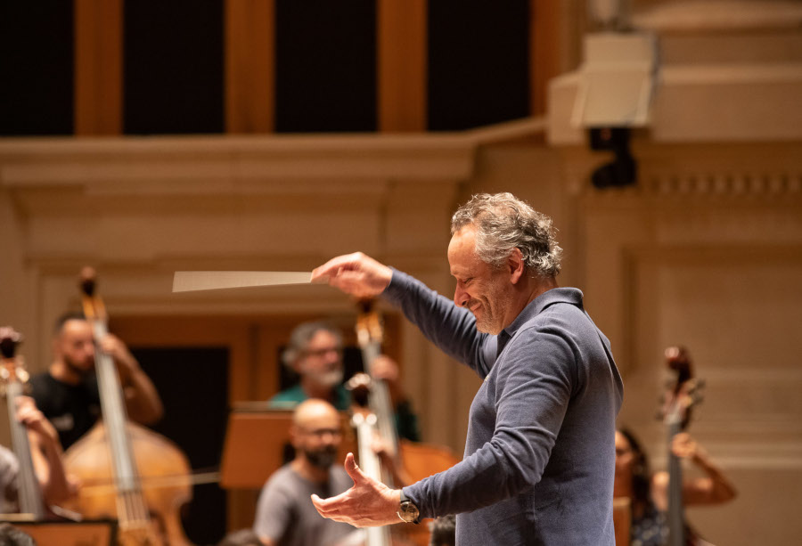 O maestro Louis Langrée durante ensaio com a Osesp na Sala São Paulo [Reprodução/FacebookOsesp]