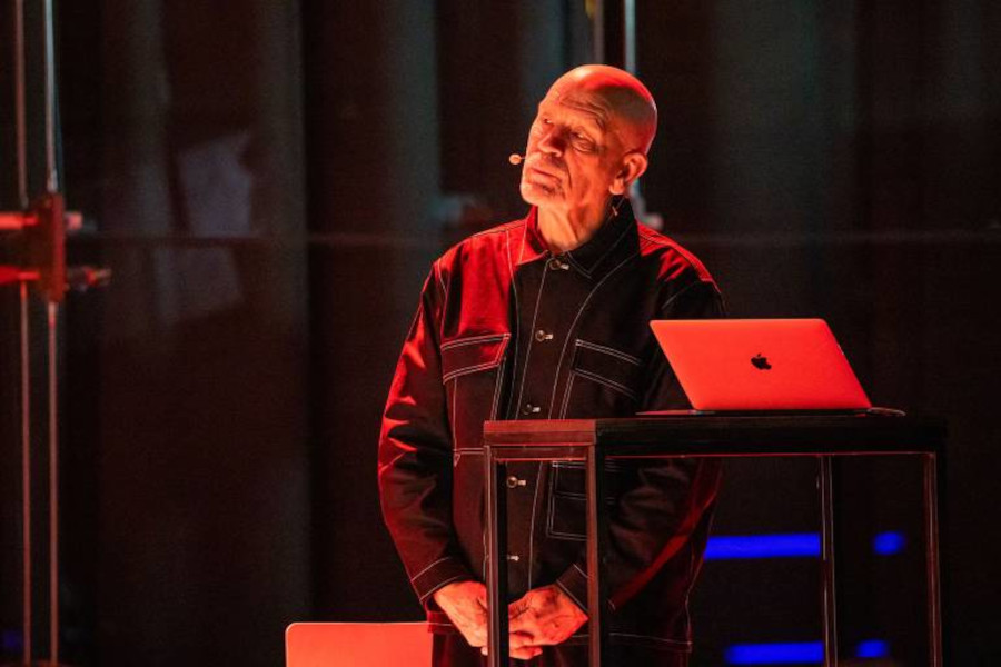 O ator John Malkovich no espetáculo 'The Infamous Ramírez Hoffman' [Divulgação/Balázs Mohai]