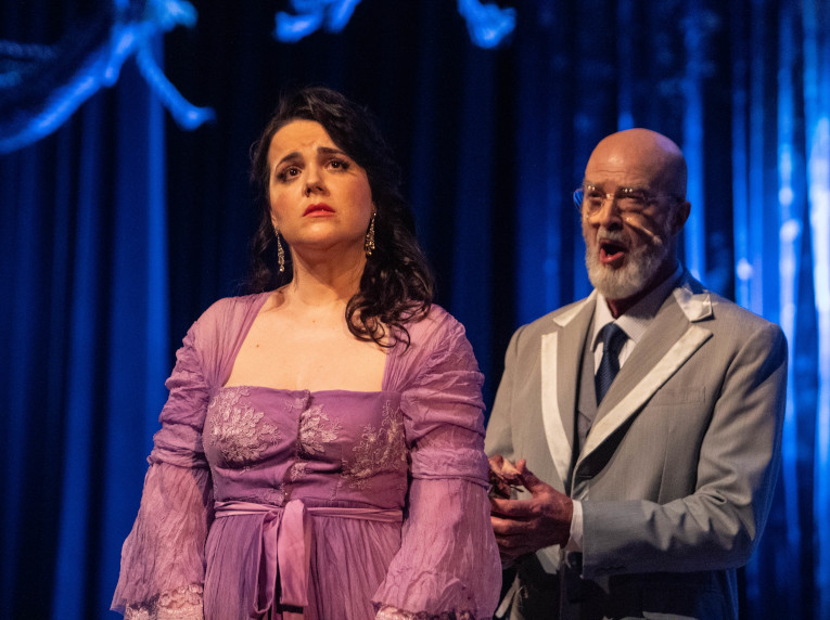 Laura Duarte e Stephen Bronk em cena de 'Os moços', segunda parte de 'Contos de Julia' [Divulgação]