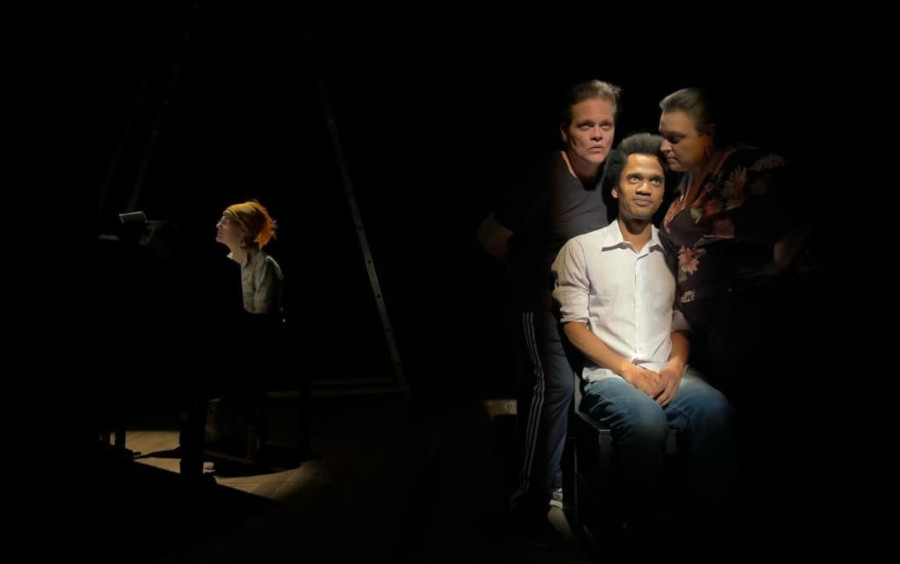 Karin Uzun, Fulvio Souza, Cinthia Cunha e Fernando Portari em cena do espetáculo [Divulgação]