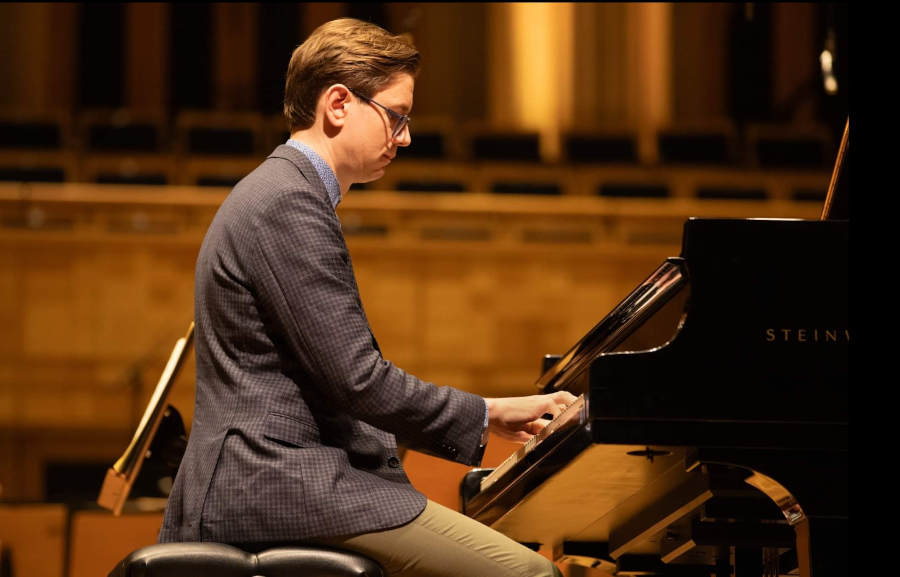 Víkingur Ólafsson durante concerto com a Osesp em 2024 [Divulgação]