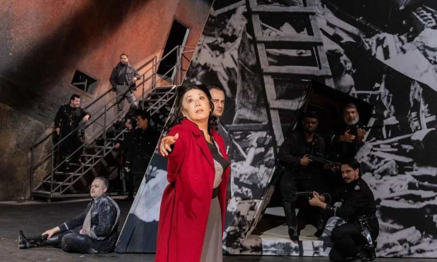 Eiko Senda e Leonardo Neiva em cena de 'Friedenstag' [Divulgação/Larissa Paz]