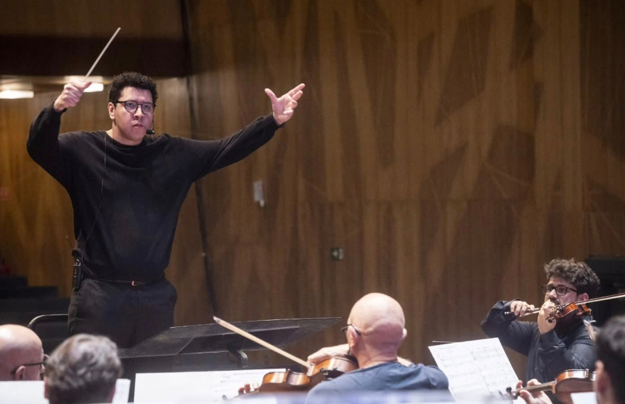 O maestro Matheus Carneiro durante o concurso, na Sala Cecília Meireles [Divulgação/Daniel Ebendinger]