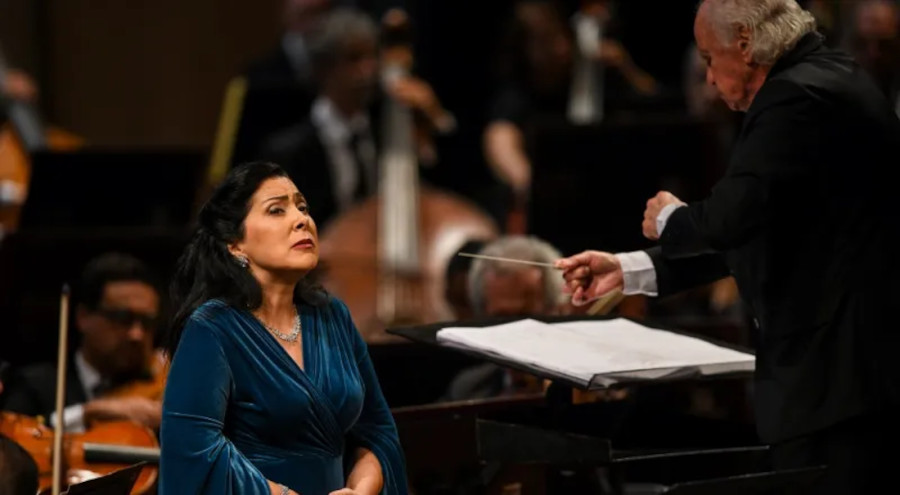 A soprano Carla Caramujo durante concerto recente com a Petrobras Sinfônica: relação próxima com o Brasil [Divulgação/Alex Ferro]