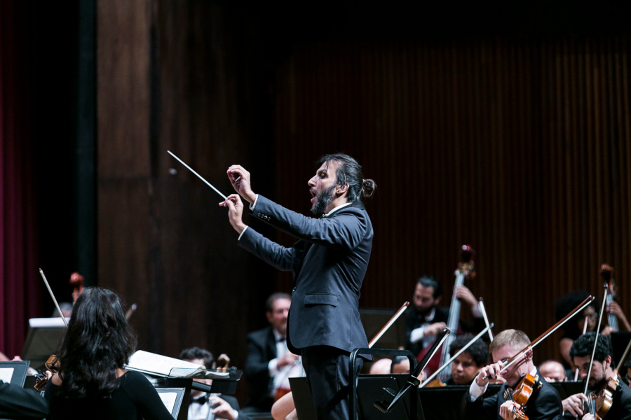O maestro Carlos Prazeres durante concerto com a OSBA [Divulgação]