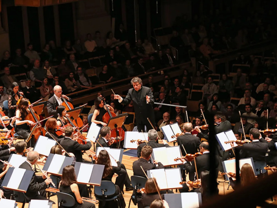 Giancarlo Guerrero durante concerto com a Osesp [Divulgação/Natalia Kikuchi]