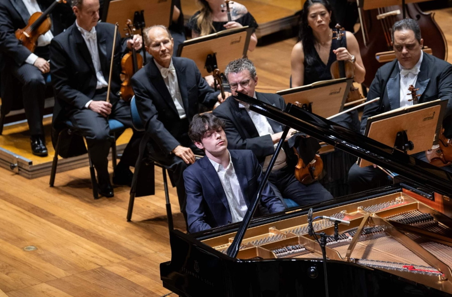 O pianista Tom Borrow durante concerto com a Osesp [Divulgação]